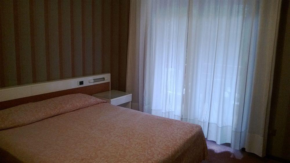 Hotel Desiree - Garda Lake Collection 시르미오네 외부 사진