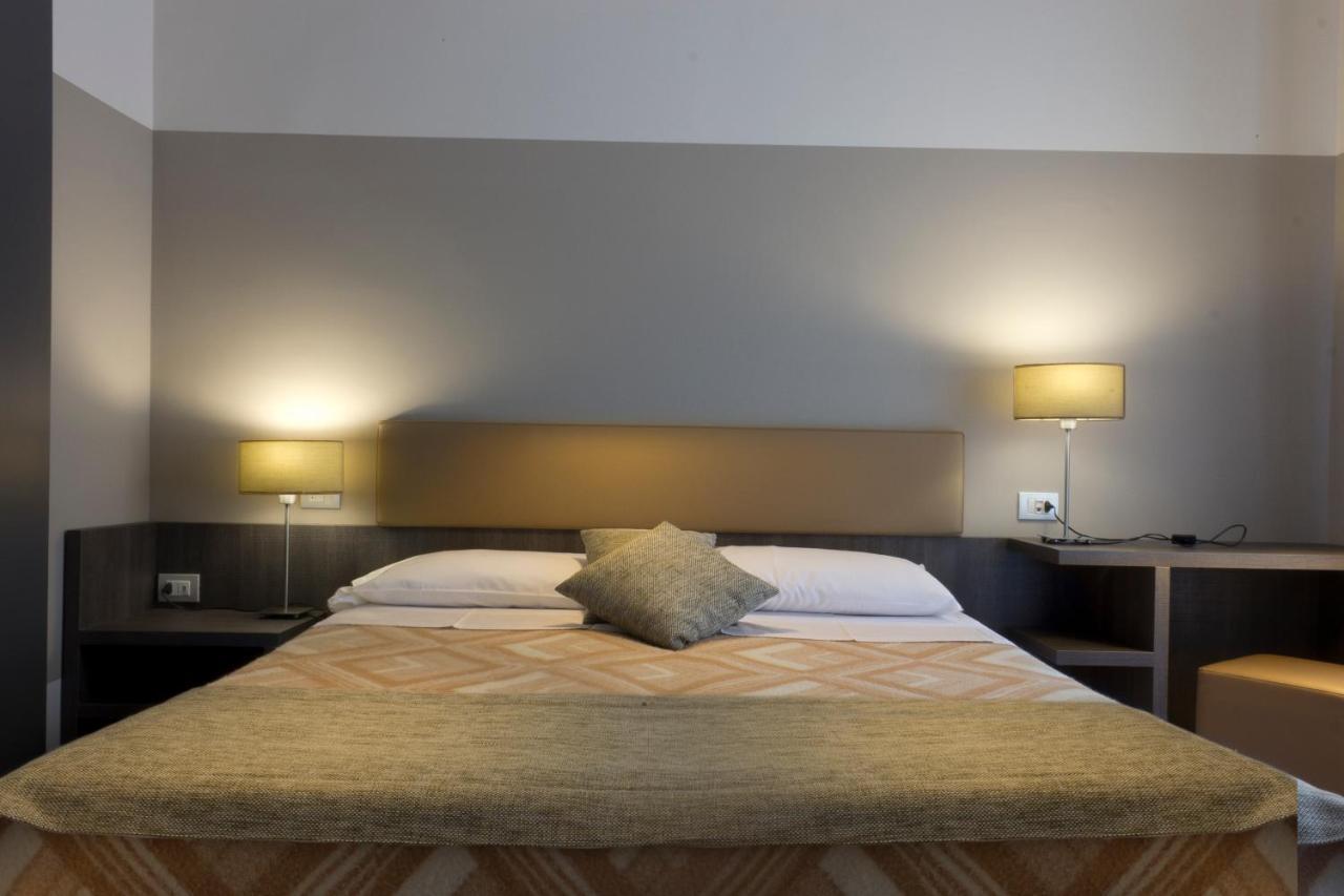 Hotel Desiree - Garda Lake Collection 시르미오네 외부 사진