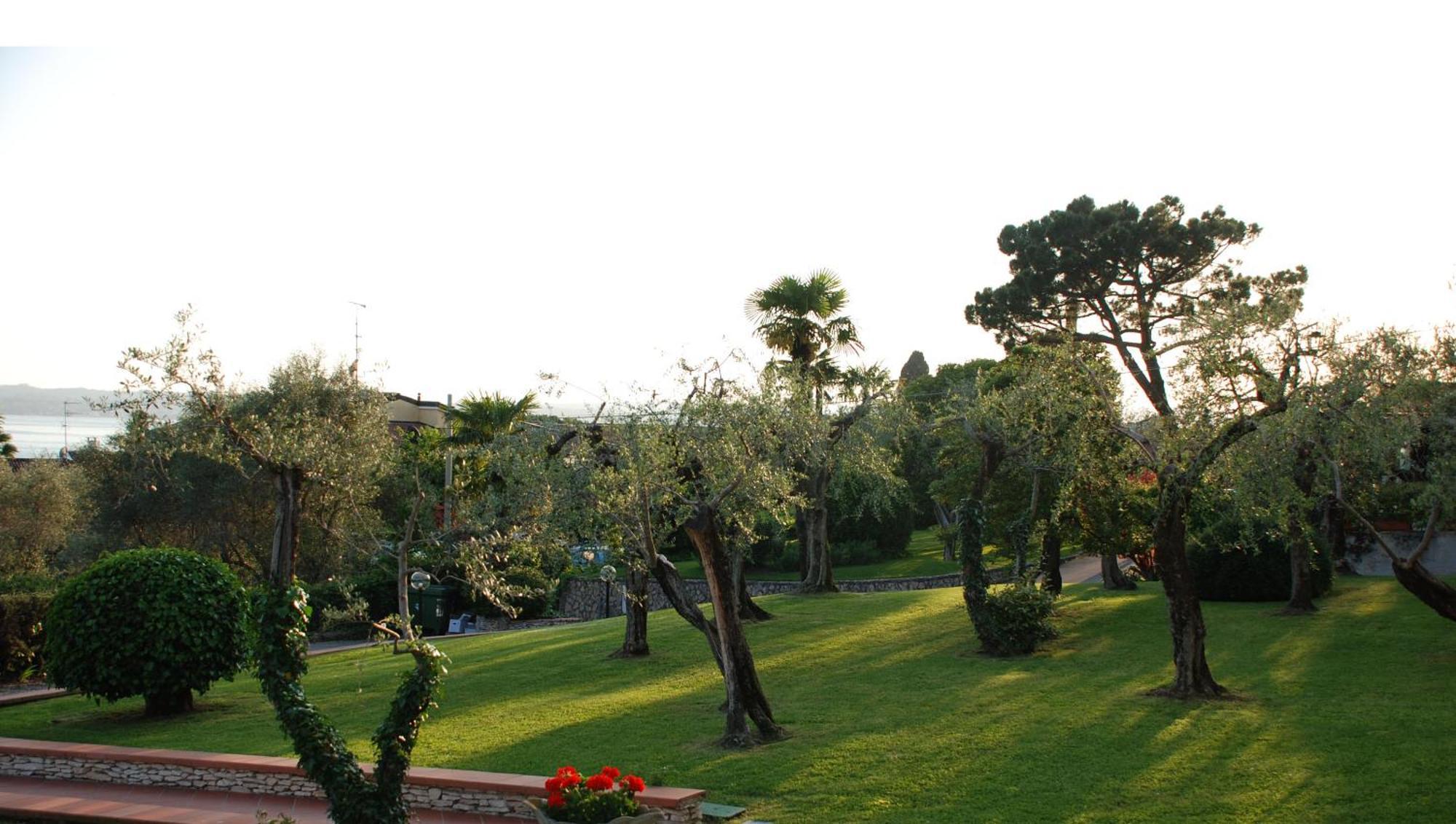 Hotel Desiree - Garda Lake Collection 시르미오네 외부 사진