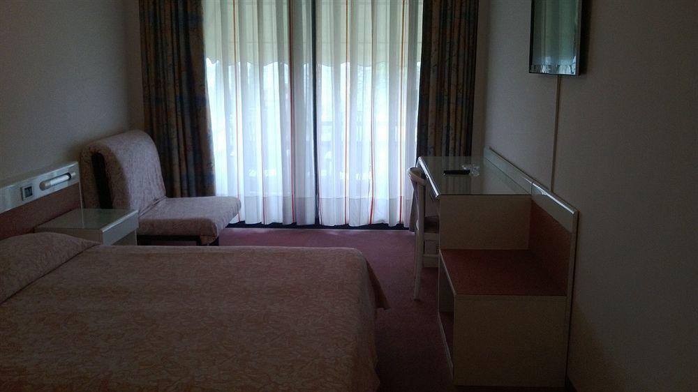 Hotel Desiree - Garda Lake Collection 시르미오네 외부 사진