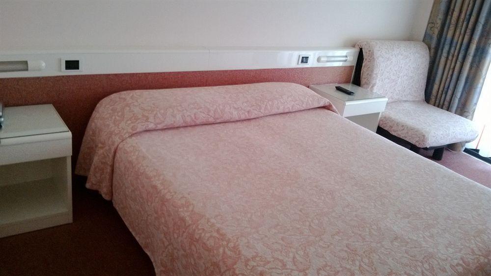 Hotel Desiree - Garda Lake Collection 시르미오네 외부 사진