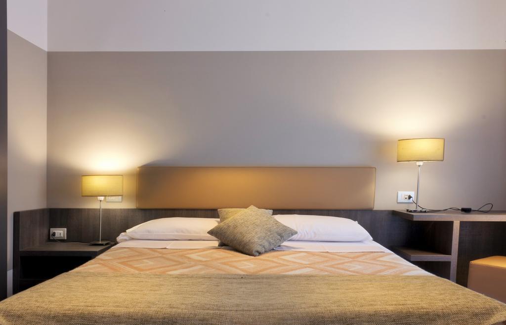 Hotel Desiree - Garda Lake Collection 시르미오네 외부 사진
