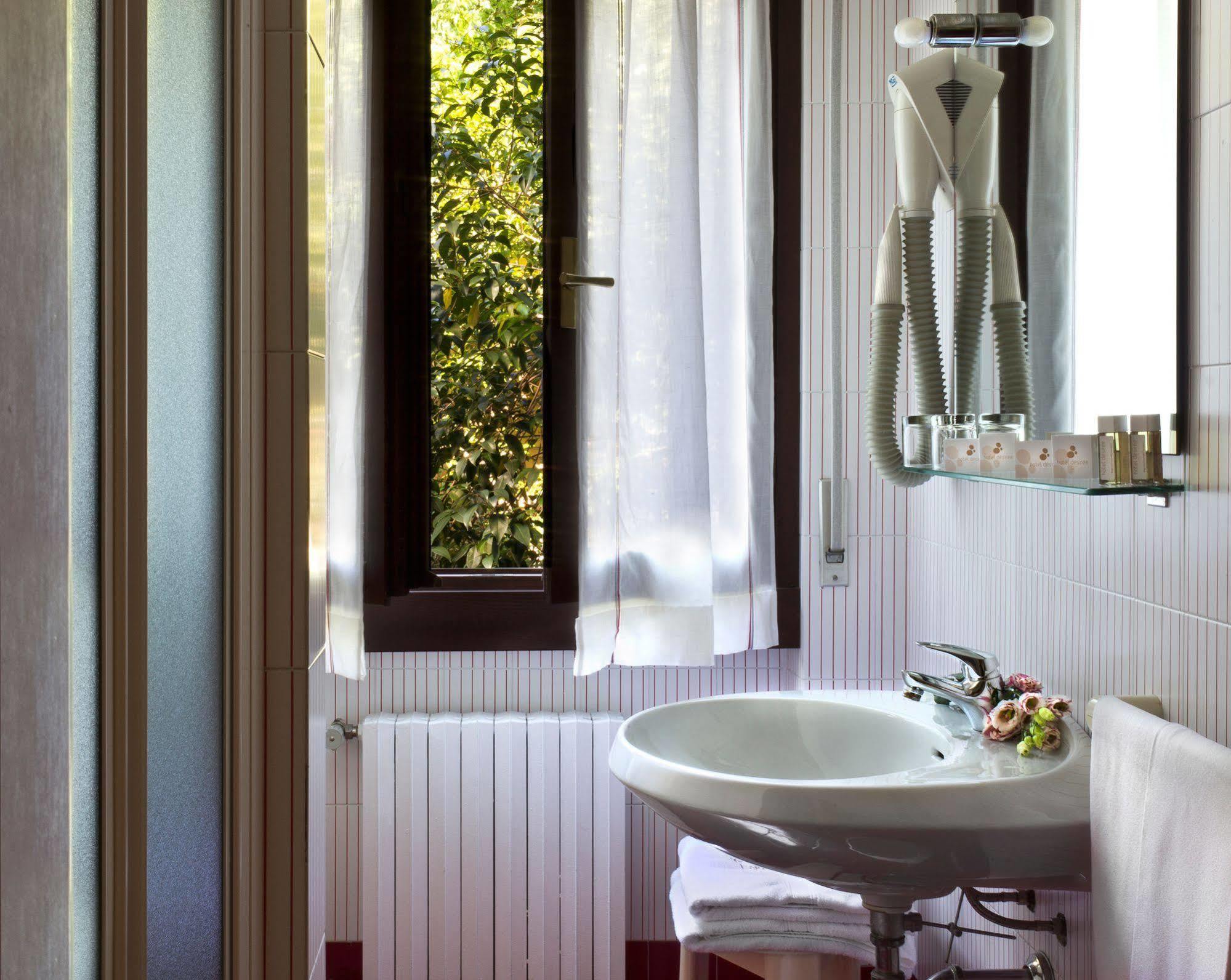 Hotel Desiree - Garda Lake Collection 시르미오네 외부 사진